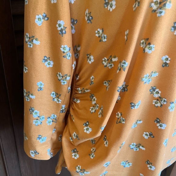 🩷3/$15 Mustard Yellow White Flowers Scoop Neck 3/4 Sleeves size L - Picture 3 of 7